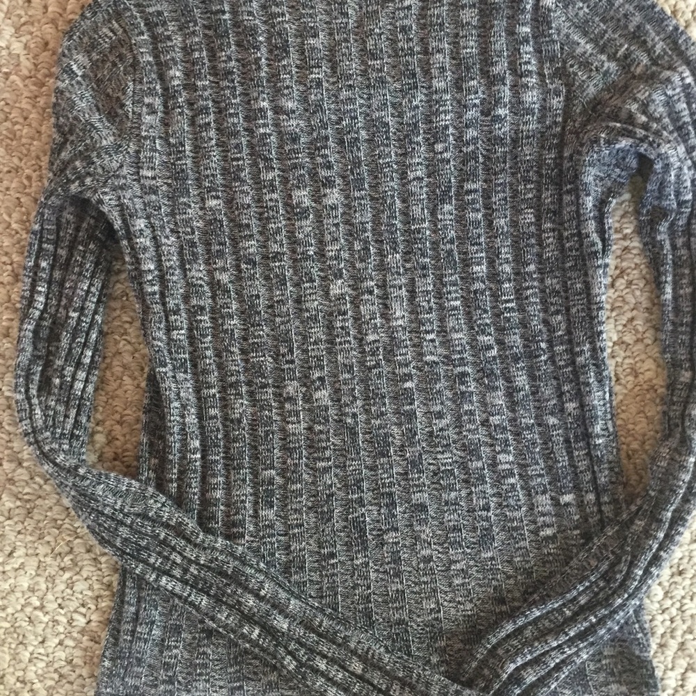 Gray Ribbed Crop Top - Picture 3 of 4